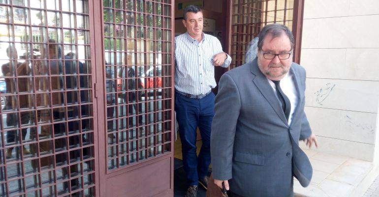 El abogado de Manuel del Moral en primer plano y detrás el exconcejal de Mantenimiento, a su salida de los Juzgados. El abogado de Manuel del Moral en primer plano y detrás el exconcejal de Mantenimiento, a su salida de los Juzgados.