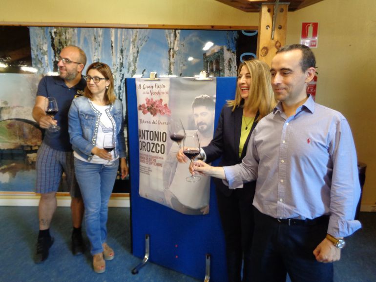 Los organizadores brindan con Ribera del Duero por el éxito de este evento Los organizadores brindan con Ribera del Duero por el éxito de este evento