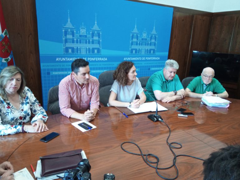 La alcaldesa atribuye a un error la investigación de sus dos concejales La alcaldesa atribuye a un error la investigación de sus dos concejales