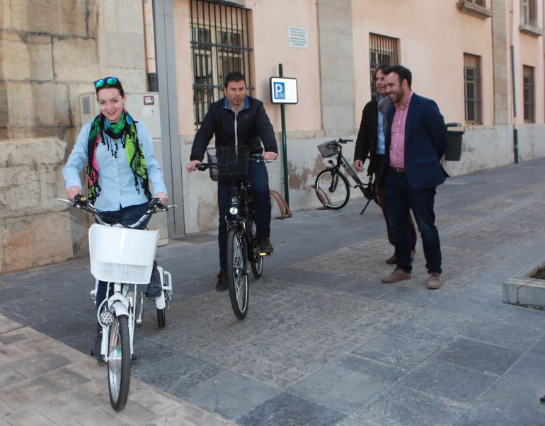 Varios usuarios prueban bicicletas eléctricas junto al concejal de Urbanismo y Movilidad, Rafa Simó Varios usuarios prueban bicicletas eléctricas junto al concejal de Urbanismo y Movilidad, Rafa Simó