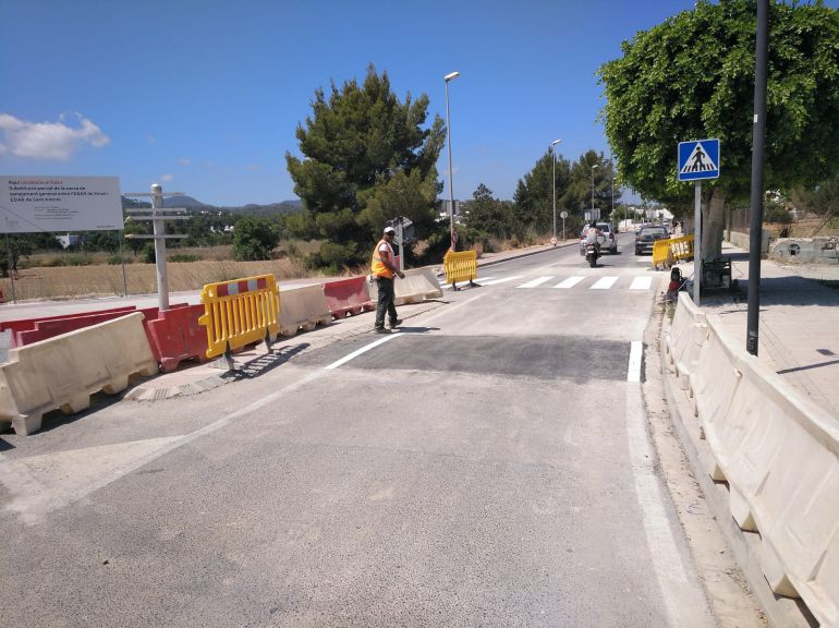 La avenida se vuelve a abrir al tráfico después de que hayan finalizado los trabajos de asfalto La avenida se vuelve a abrir al tráfico después de que hayan finalizado los trabajos de asfalto