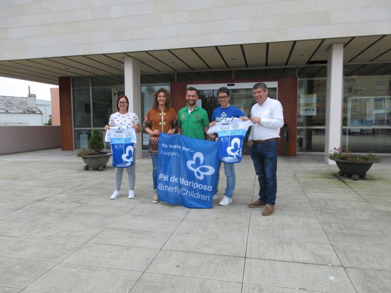 Frascisco Muñoz presenta la carrera junto al alcalde de Burela y las concelleiras de Servizos Sociais y medio Ambiente. Frascisco Muñoz presenta la carrera junto al alcalde de Burela y las concelleiras de Servizos Sociais y medio Ambiente.