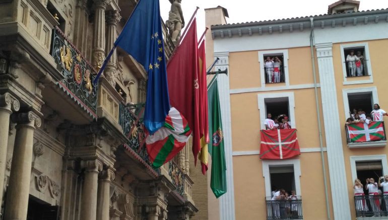 Presencia de la ikurriña en el Ayuntamiento de Pamplona en el inicio de los sanfermines 2017 Presencia de la ikurriña en el Ayuntamiento de Pamplona en el inicio de los sanfermines 2017