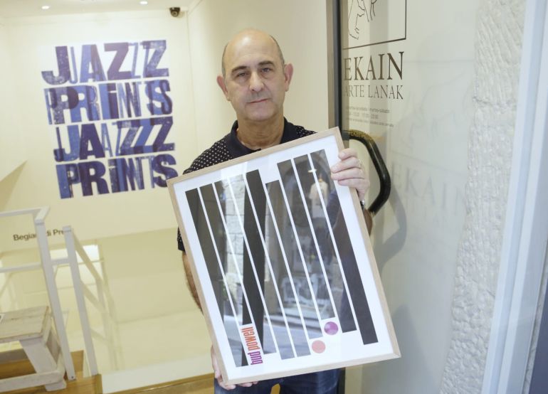 José Luis Lanzagorta posa con uno de los grabados que conforman la exposición 'Jazz Prints'. José Luis Lanzagorta posa con uno de los grabados que conforman la exposición 'Jazz Prints'.