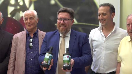 El consejero de agricultura exhibe dos botella de aceite con deominación de origen Sierra de Cazorla, junto al alcalde Antonio José Rodriguez, el presidente del la S.C.A. Aceites Cazorla, Ricardo Mendienta y el presidente del C.R.D.O.P Sierra de Cazorla, Vicente Gil El consejero de agricultura exhibe dos botella de aceite con deominación de origen Sierra de Cazorla, junto al alcalde Antonio José Rodriguez, el presidente del la S.C.A. Aceites Cazorla, Ricardo Mendienta y el presidente del C.R.D.O.P Sierra de Cazorla, Vicente Gil