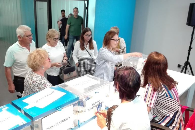 Militantes del PP durante las votaciones para elegir al sucesor de Mariano Rajoy Militantes del PP durante las votaciones para elegir al sucesor de Mariano Rajoy
