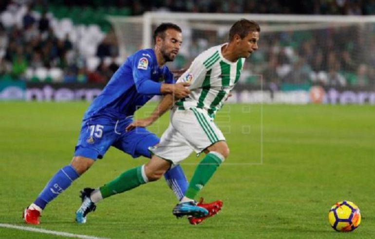 Molinero, con la camiseta del Getafe, defendiendo a Joaquín (Betis). Molinero, con la camiseta del Getafe, defendiendo a Joaquín (Betis).