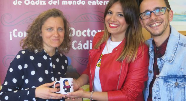 Amanda Real recoge la taza del concurso de la mano de Miriam Ballesteros y Fran Rueda Amanda Real recoge la taza del concurso de la mano de Miriam Ballesteros y Fran Rueda