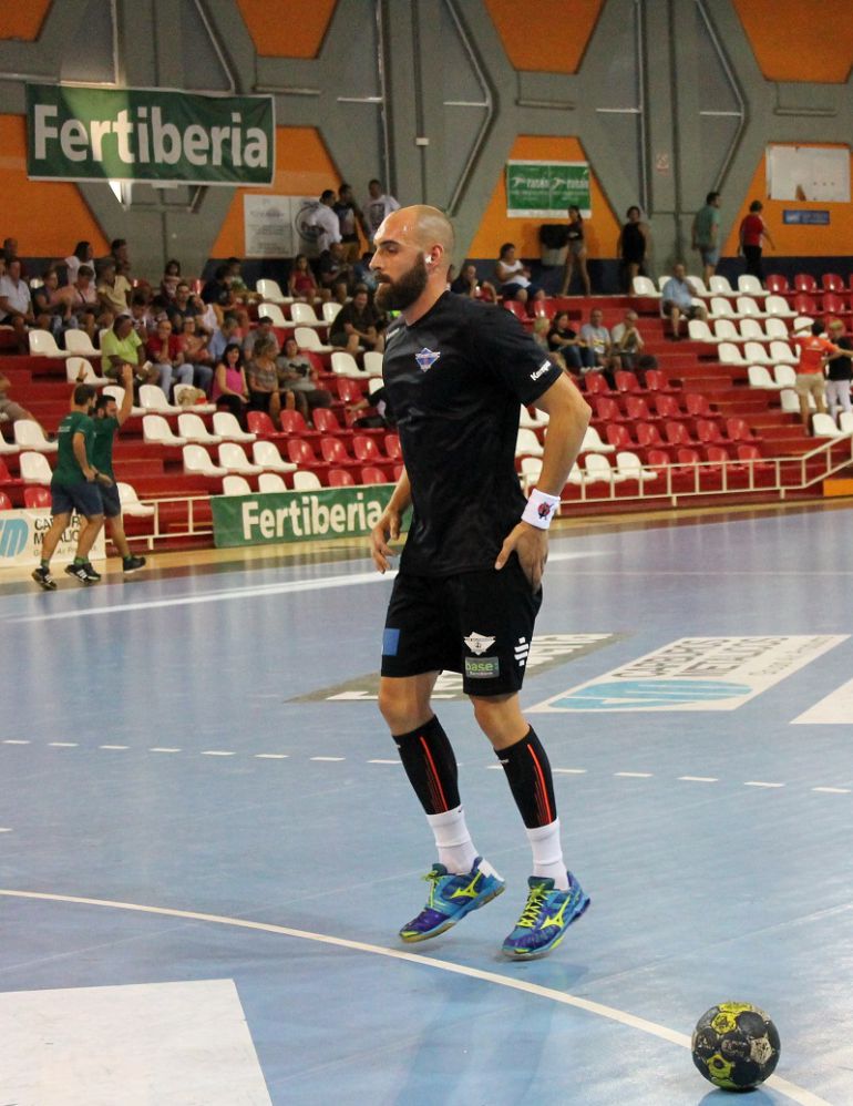 Emilio Esteban calienta antes de un partido con el Benidorm Emilio Esteban calienta antes de un partido con el Benidorm