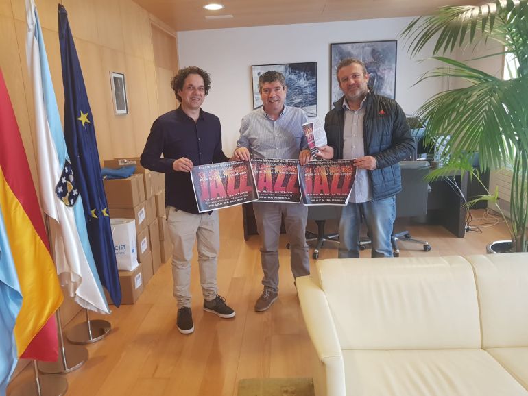 El alcalde de Burela, Alfredo Llano, el Concelleiro de Cultura, José Díaz y el presofesor que impartirá el curso, José García, en la presentación del curso de jazz El alcalde de Burela, Alfredo Llano, el Concelleiro de Cultura, José Díaz y el presofesor que impartirá el curso, José García, en la presentación del curso de jazz