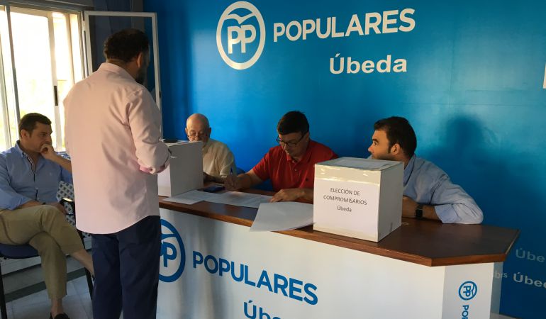El presidente local del PP en Úbeda vota en las primarias El presidente local del PP en Úbeda vota en las primarias