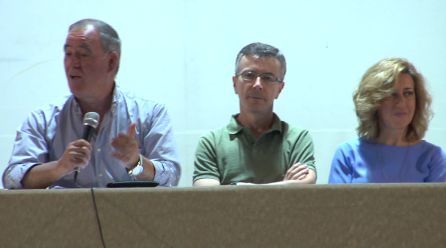 El alcale de Quesada junto a los directores de los centros educativos se dirigue a los alumnos El alcale de Quesada junto a los directores de los centros educativos se dirigue a los alumnos