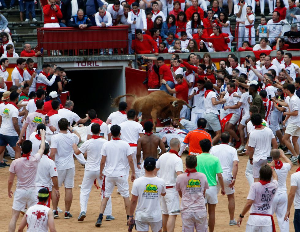 LLegada a la plaza de toros de los corredores y los animales. LLegada a la plaza de toros de los corredores y los animales.