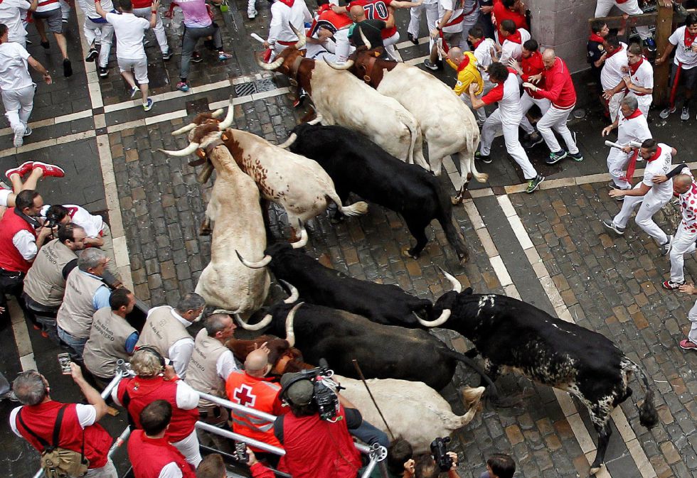 Los toros de la ganadería salmantina de Puerto de San Lorenzo, han protagonizado el primer encierro de estos Sanfermines 2018. Los toros de la ganadería salmantina de Puerto de San Lorenzo, han protagonizado el primer encierro de estos Sanfermines 2018.
