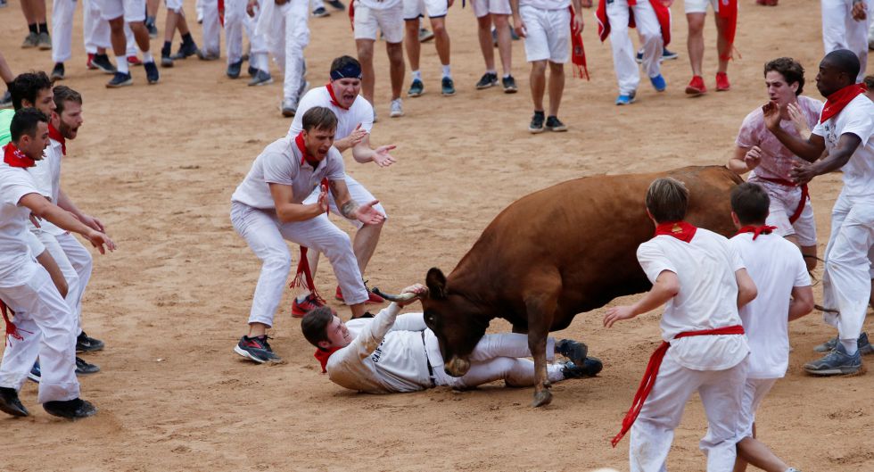 Un corredor recibe una astada de un toro en la plaza de Pamplona. Un corredor recibe una astada de un toro en la plaza de Pamplona.