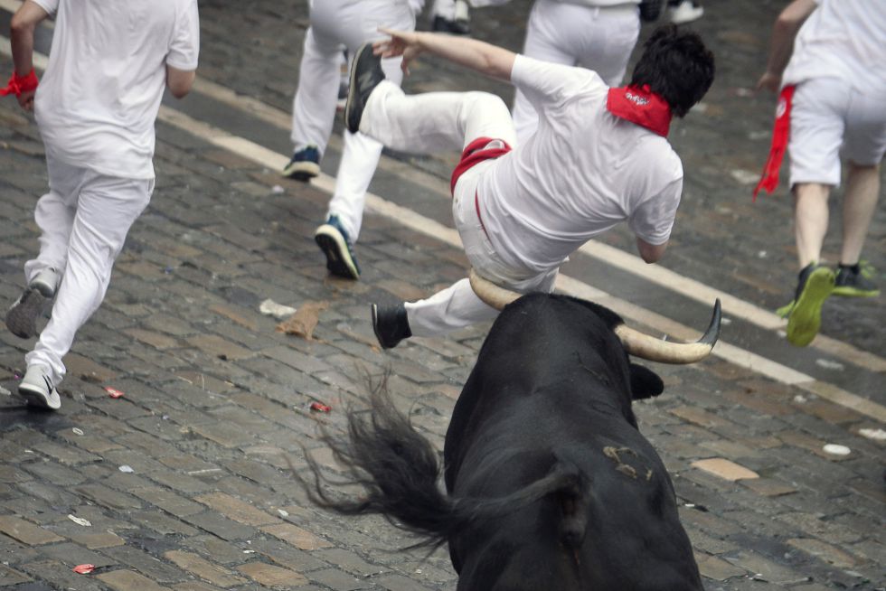 Un toro golpeando a un corredor durante el primer encierro de los Sanfermines. Un toro golpeando a un corredor durante el primer encierro de los Sanfermines.