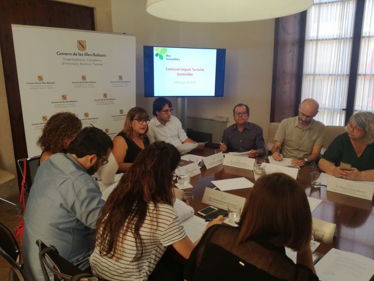 Imagen de archivo de una reunión sobre la 'ecotasa' Imagen de archivo de una reunión sobre la 'ecotasa'