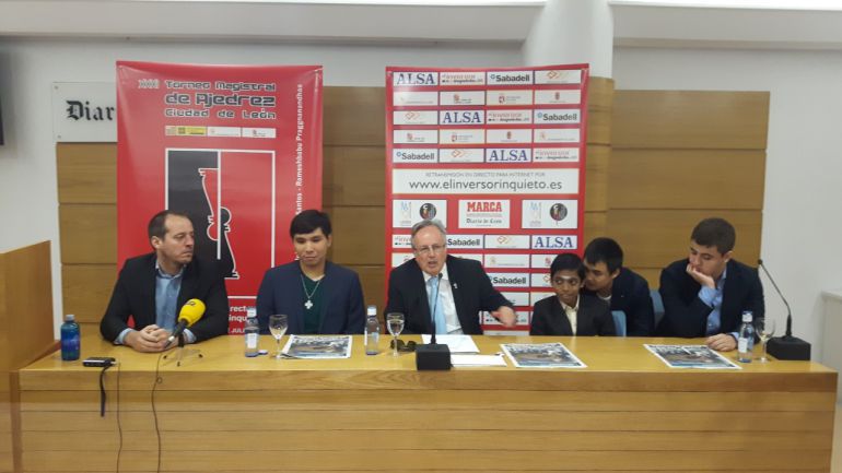 Wesley So (segundo por la izquierda) se hizo con el triunfo final en el Magistral Wesley So (segundo por la izquierda) se hizo con el triunfo final en el Magistral