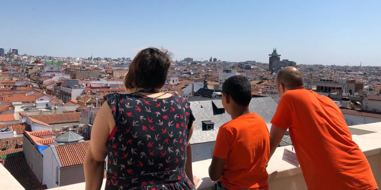 Paula, Hamza y Fernando, contemplando los tejados de Madrid desde los estudios de la SER Paula, Hamza y Fernando, contemplando los tejados de Madrid desde los estudios de la SER