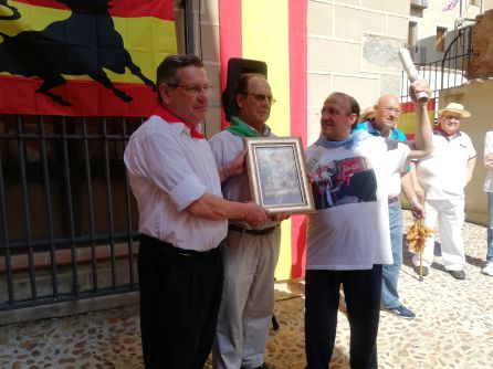 La Asociación cultural taurina Avanto de Santa María la Real de Nieva pregoneros de los encierros reciben el óleo de Lope Tablada. La Asociación cultural taurina Avanto de Santa María la Real de Nieva pregoneros de los encierros reciben el óleo de Lope Tablada.