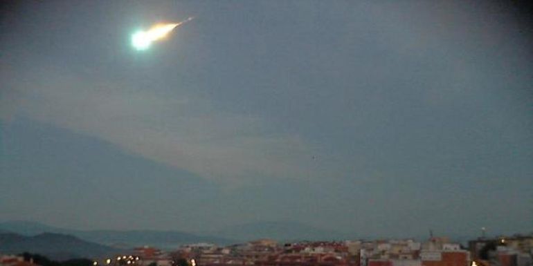 Imágenes de archivo de un meteorito, en forma de bola de fuego, visible desde varias ciudades Imágenes de archivo de un meteorito, en forma de bola de fuego, visible desde varias ciudades