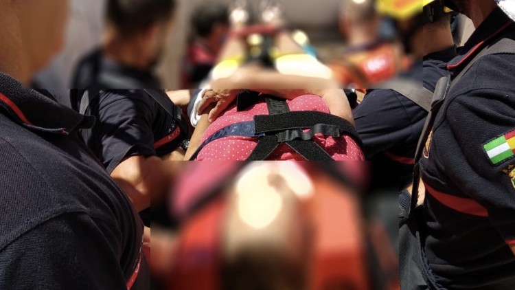 Rescatan a una mujer de 60 años herida tras caer a la piscina vacía de su casa