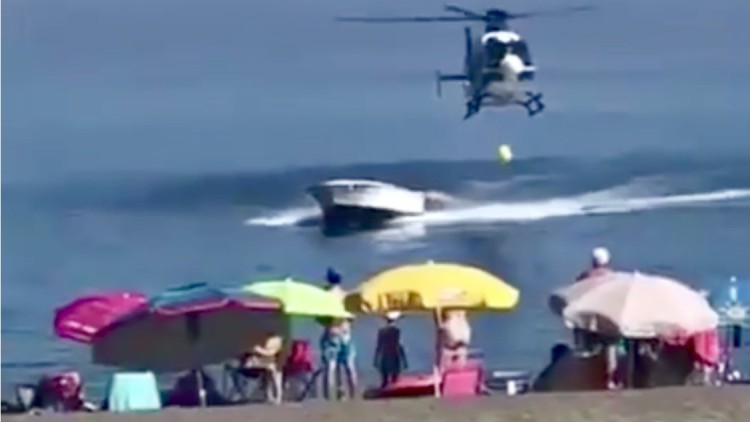 Un helicóptero de la Policía persigue a un narco en la playa de Sabinillas