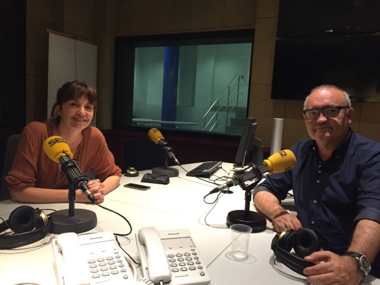 Àgata Roca i Albert Elfa, als estudis de Ràdio Barcelona. Àgata Roca i Albert Elfa, als estudis de Ràdio Barcelona.