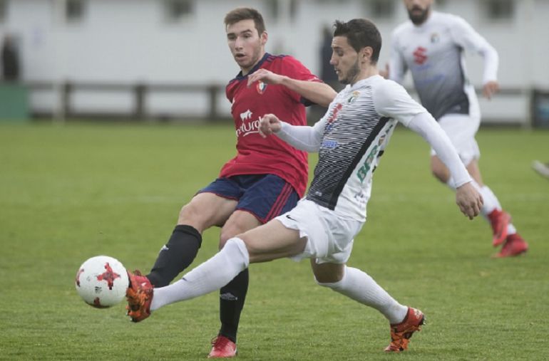 Diego Rubio (i) durante un partido de la pasada temporada ante el Burgos en Tajonar. Diego Rubio (i) durante un partido de la pasada temporada ante el Burgos en Tajonar.