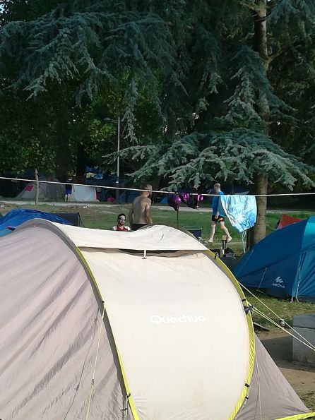 La acampada junto en el parque empieza a tomar forma. La acampada junto en el parque empieza a tomar forma.