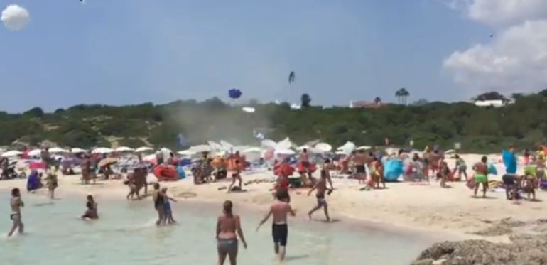 Espectacular remolino en una playa de Menorca Espectacular remolino en una playa de Menorca
