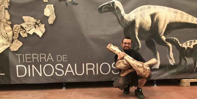 Iván Narváez,el director del Taller de Empleo, con varias réplicas de huesos de dinosaurio. Iván Narváez,el director del Taller de Empleo, con varias réplicas de huesos de dinosaurio.