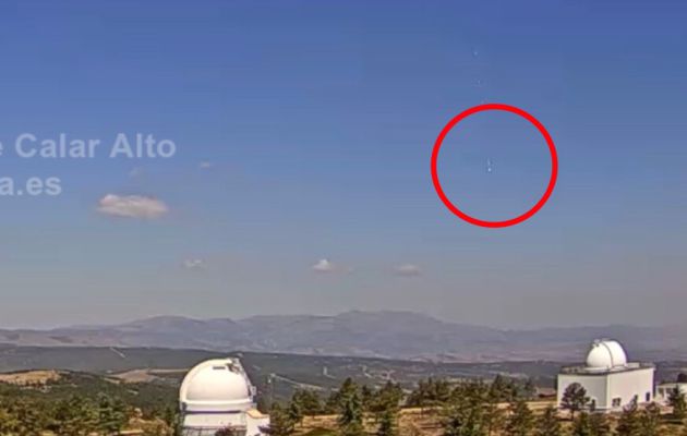 Centro del círculo rojo se puede ver el haz de luz que provocó el meteorito Centro del círculo rojo se puede ver el haz de luz que provocó el meteorito