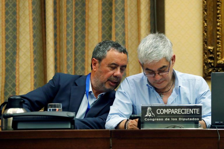 El maquinista del tren Alvia siniestrado en Santiago, Francisco José Garzón Amo, junto a su abogado Manuel Prieto, ha asegurado hoy en el Congreso que se trató de "un accidente anunciado" porque toda la seguridad de la línea y, en concreto, en la curva de Angrois donde se produjo la catástrofe quedaba sólo "en manos del maquinista". Garzón, que comparece en la Comisión de Investigación sobre el accidente, ha pedido entre lágrimas y visiblemente emocionado que fuera otra persona quien leyera la declaración que traía escrita. El maquinista del tren Alvia siniestrado en Santiago, Francisco José Garzón Amo, junto a su abogado Manuel Prieto, ha asegurado hoy en el Congreso que se trató de "un accidente anunciado" porque toda la seguridad de la línea y, en concreto, en la curva de Angrois donde se produjo la catástrofe quedaba sólo "en manos del maquinista". Garzón, que comparece en la Comisión de Investigación sobre el accidente, ha pedido entre lágrimas y visiblemente emocionado que fuera otra persona quien leyera la declaración que traía escrita.
