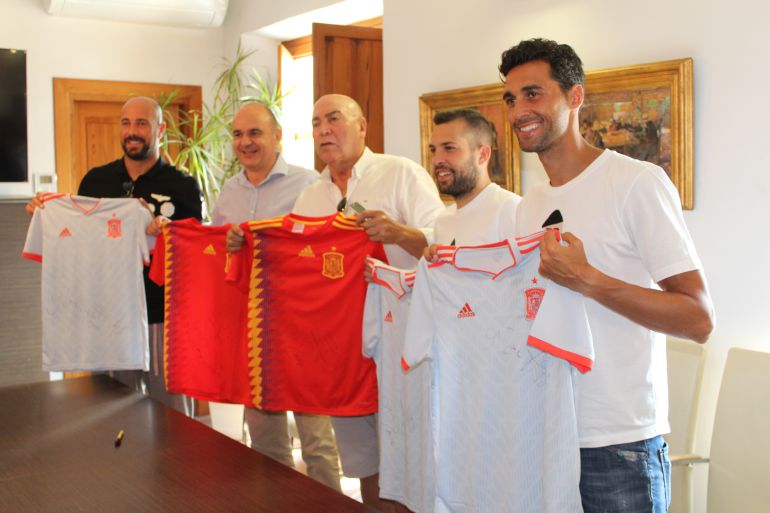 Los futbolistas durante su encuentro con el alcalde de Santa Eulària Los futbolistas durante su encuentro con el alcalde de Santa Eulària