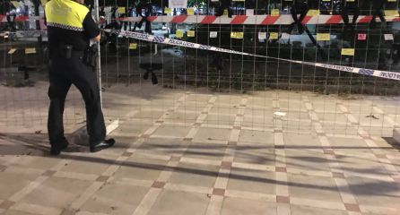 Policía acordonando la zona de obras de la plaza del Deán Mazas. Policía acordonando la zona de obras de la plaza del Deán Mazas.