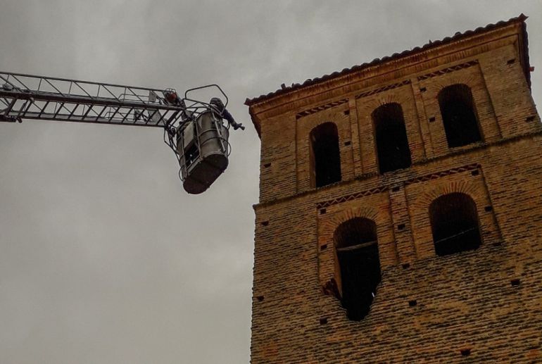 El impacto de un rayo daña la torre de la iglesia de Villamol El impacto de un rayo daña la torre de la iglesia de Villamol