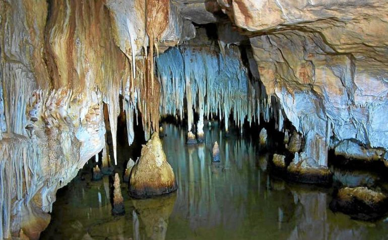 La Cova de s'Aigo es una las más espectaculares de España por su lago subterráneo. La Cova de s'Aigo es una las más espectaculares de España por su lago subterráneo.