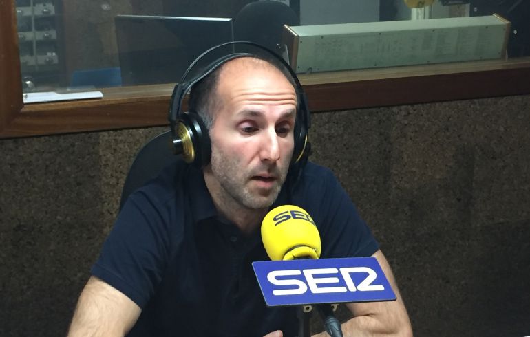 El portavoz de Democracia Ourensana en los estudios de Radio Ourense El portavoz de Democracia Ourensana en los estudios de Radio Ourense