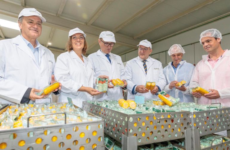 El presidente de Huercasa Felix Moracho junto a la consejera de Agricultura, Milagros Marcos y otras autoridades en el centro logístico de la empresa en San Miguel del Arroyo (Valladolid) El presidente de Huercasa Felix Moracho junto a la consejera de Agricultura, Milagros Marcos y otras autoridades en el centro logístico de la empresa en San Miguel del Arroyo (Valladolid)