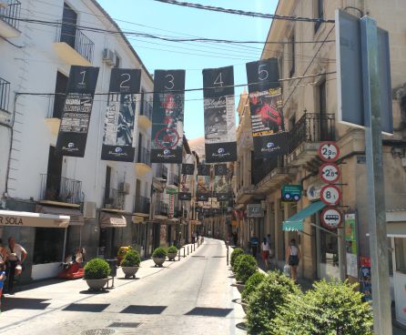 En la céntrica calle Doctor Muñoz cuelga los carteles de los 24 festivales En la céntrica calle Doctor Muñoz cuelga los carteles de los 24 festivales