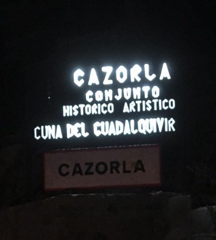 La antigua señal a la entrada de Cazorla se ilumina para dar la bienvenida a los bluseros La antigua señal a la entrada de Cazorla se ilumina para dar la bienvenida a los bluseros