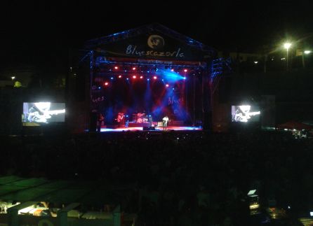 El escenario de la plaza de toros praparado para recibir a las bandas mas destacadas del festival El escenario de la plaza de toros praparado para recibir a las bandas mas destacadas del festival