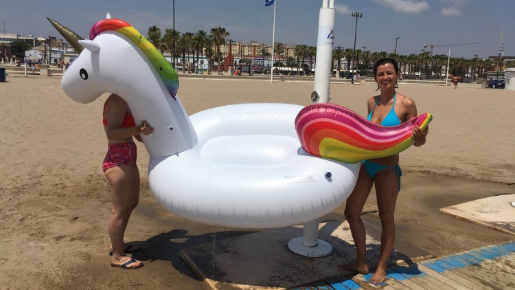 ¿Podemos usar los hinchables gigantes en la playa?