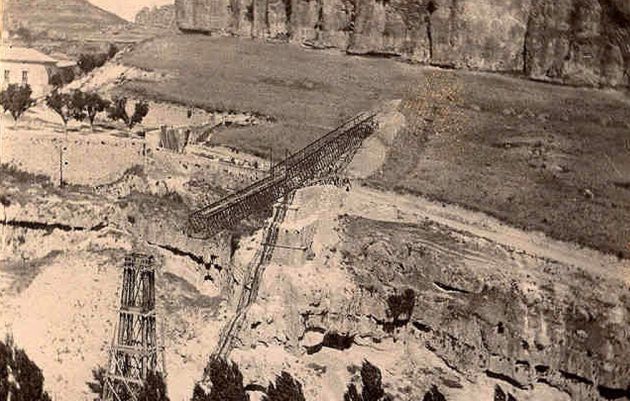 Construcción del actual puente de San Pablo en 1902. Construcción del actual puente de San Pablo en 1902.