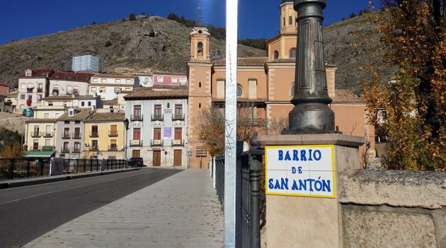 El puente de San Antón comunica el barrio del mismo nombre con la ciudad. El puente de San Antón comunica el barrio del mismo nombre con la ciudad.