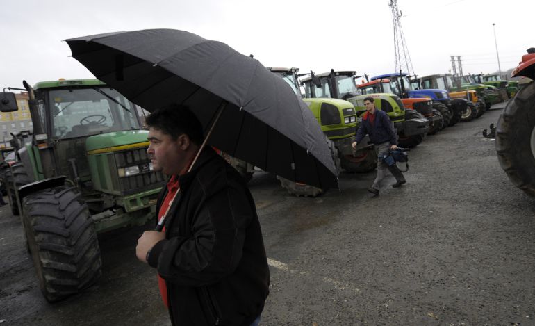 Un ganadero gallego en una de las últimas protestas por la situación del sector lácteo Un ganadero gallego en una de las últimas protestas por la situación del sector lácteo