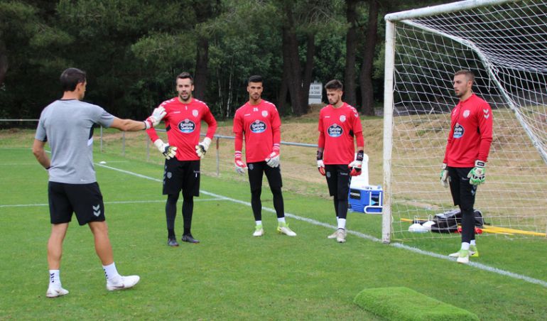 Varo (primero por la derecha) y Juan Carlos (cuarto por la derecha) en un entrenamiento de pretemporada del CD Lugo Varo (primero por la derecha) y Juan Carlos (cuarto por la derecha) en un entrenamiento de pretemporada del CD Lugo