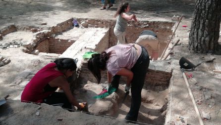 Estudiantes limpian los restos del Asilo de Santa Cristina durante las excavaciones de la Guerra Civil en Madrid Estudiantes limpian los restos del Asilo de Santa Cristina durante las excavaciones de la Guerra Civil en Madrid