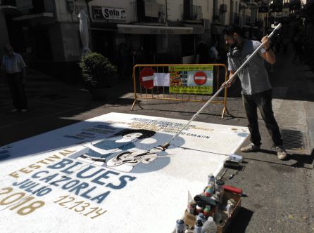 El artista Franc Sánchez da los últimos retoques al cartel del festival en la calle Doctor Muñoz El artista Franc Sánchez da los últimos retoques al cartel del festival en la calle Doctor Muñoz